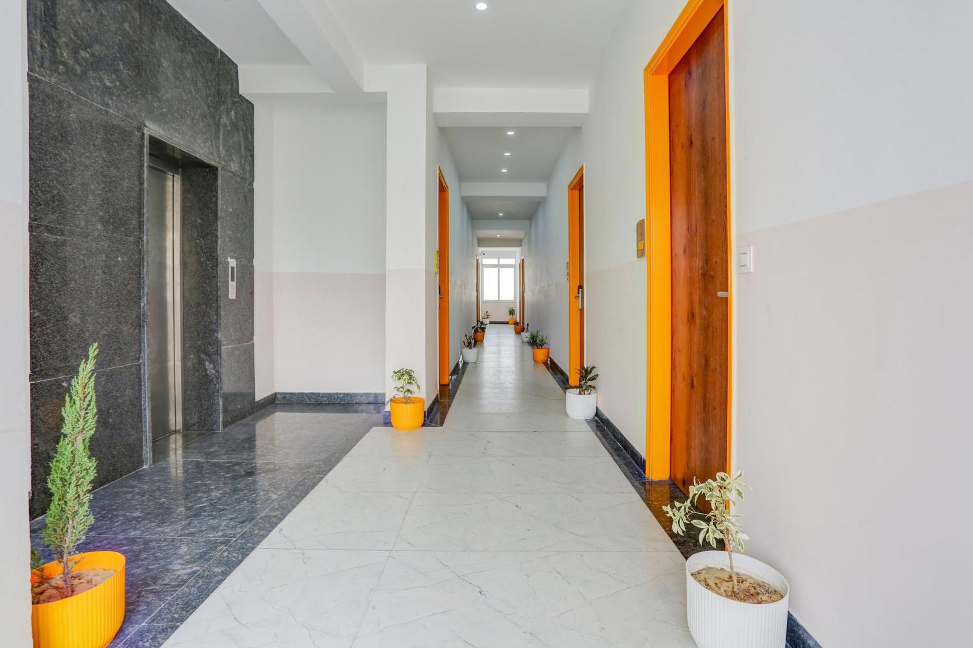Hotel Super Townhouse Sector 69 Gurgaon Exterior foto