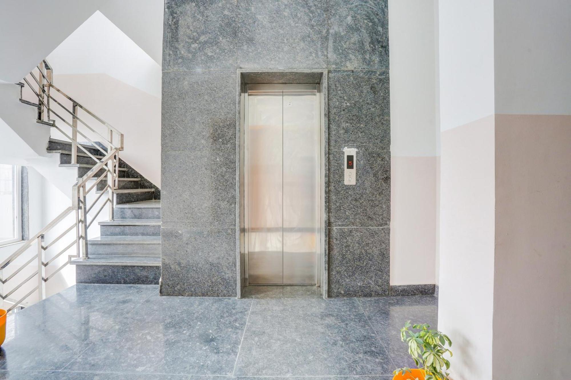 Hotel Super Townhouse Sector 69 Gurgaon Exterior foto